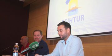 Presentando la nueva sub-asociación / FOTO: Asihtur