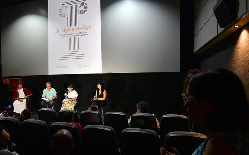 Presentando la iniciativa en una de las salas de los multicines del centro / FOTO: Eulogio García