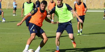 Sudando la camiseta en Marbella / FOTO: Cádiz CF