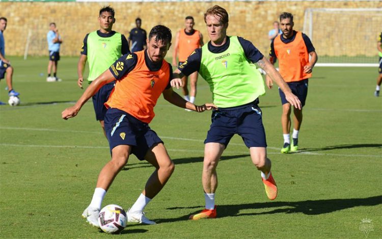 Sudando la camiseta en Marbella / FOTO: Cádiz CF