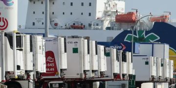 Camiones esperando para embarcar en el muelle gaditano / FOTO: Eulogio García
