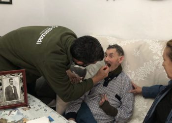 En plena recogida de saliva de un vecino de Espera / FOTO: Diputación