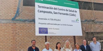 Posado bajo el cartel que anuncia las próximas obras / FOTO: Junta