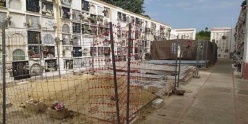 Las últimas fosas excavadas siguen valladas / FOTO: Podemos