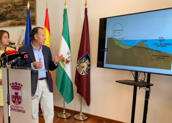 El alcalde chiclanero repasando el último estudio / FOTO: Ayto.