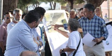 El alcalde aclara las dudas a una vecina / FOTO: Ayto.