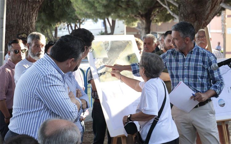 El alcalde aclara las dudas a una vecina / FOTO: Ayto.