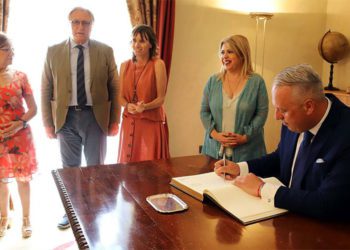 Firmando en el Libro de Honor / FOTO: Ayto.