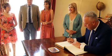 Firmando en el Libro de Honor / FOTO: Ayto.