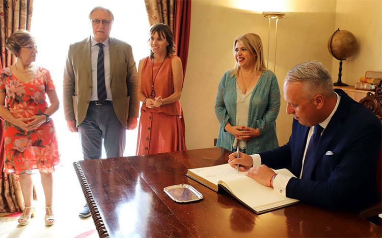 Firmando en el Libro de Honor / FOTO: Ayto.