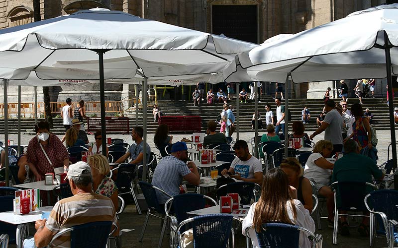 Ambiente en una de las terrazas de la Catedral de Cádiz / FOTO: Eulogio García