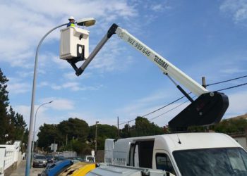 Operario reemplazando una de las luminarias / FOTO: Ayto.