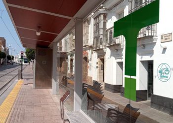 Parada de la calle Real de La Isla con el logo comercial / FOTO: DBC