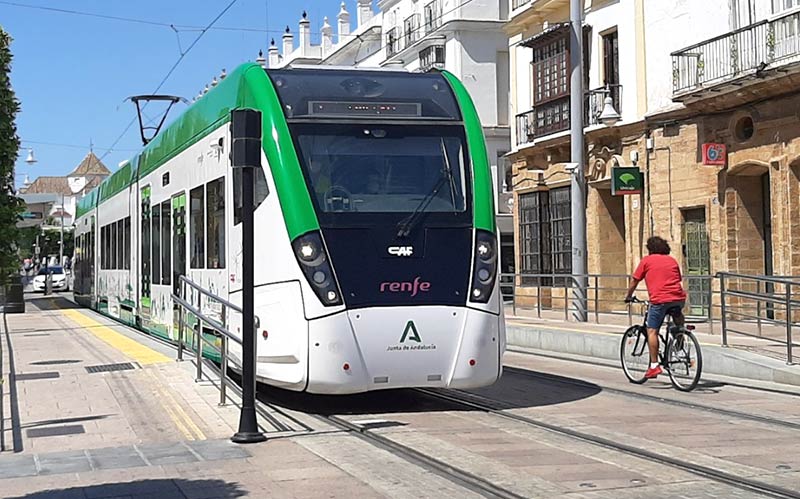 Uno de los tranvías en pruebas en la parada isleña de la plaza del Rey / FOTO: Junta