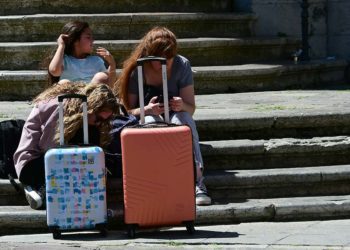 Turistas y sus inseparables maletas / FOTO: Eulogio García