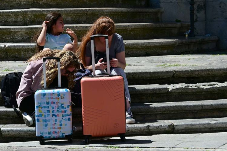 Turistas y sus inseparables maletas / FOTO: Eulogio García