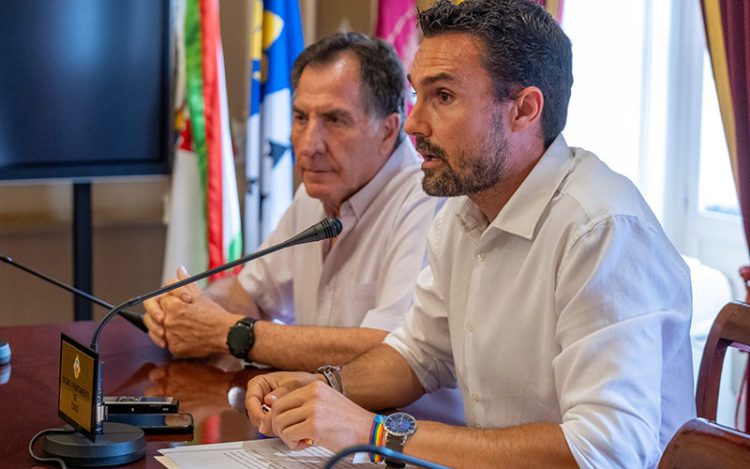 Vila presentando las jornadas junto a Chico / FOTO: Ayto.
