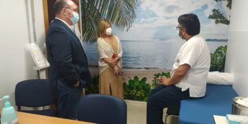 Paredes charla con personal del ambulatorio / FOTO: Junta