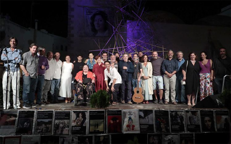 La foto de familia con todos los participantes en el escenario / FOTO: Ayto.