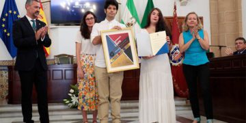 Los hijos de la escritora recogiendo este título / FOTO: Ayto.