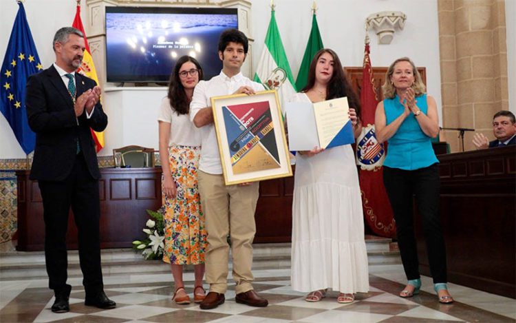 Los hijos de la escritora recogiendo este título / FOTO: Ayto.