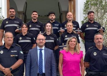 Posado en la escalinata del Ayuntamiento con los nuevos agentes / FOTO: Ayto.