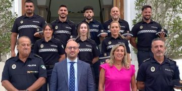 Posado en la escalinata del Ayuntamiento con los nuevos agentes / FOTO: Ayto.