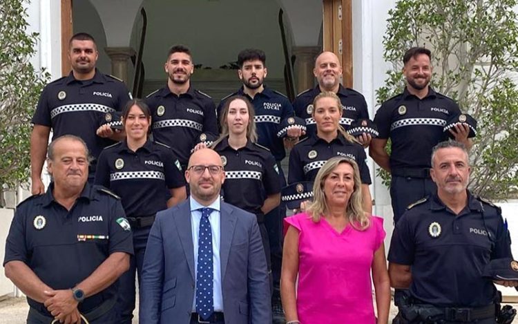 Posado en la escalinata del Ayuntamiento con los nuevos agentes / FOTO: Ayto.