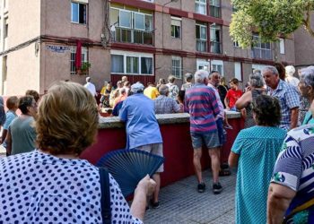 Muchos vecinos han arropado el acto / FOTO: Eulogio García