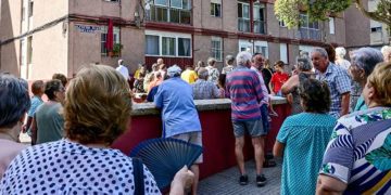 Muchos vecinos han arropado el acto / FOTO: Eulogio García