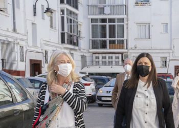 La alcaldesa y la actual delegada del Gobierno andaluz en una pasada visita a la barriada / FOTO: Ayto.