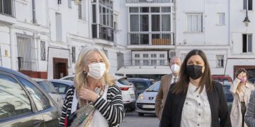 La alcaldesa y la actual delegada del Gobierno andaluz en una pasada visita a la barriada / FOTO: Ayto.