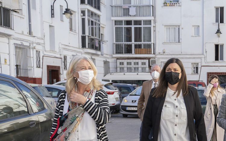 La alcaldesa y la actual delegada del Gobierno andaluz en una pasada visita a la barriada / FOTO: Ayto.
