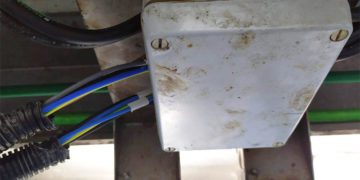 Detalle eléctrico de la problemática cinta de emplatado número 1 / FOTO: AO