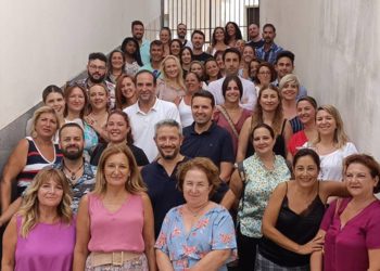 Posado con los beneficiarios de los cursillos / FOTO: Ayto.