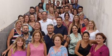 Posado con los beneficiarios de los cursillos / FOTO: Ayto.