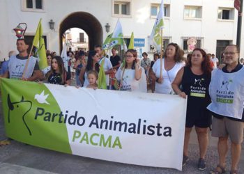 Un momento de la concentración celebrada en Rota / FOTO: Pacma