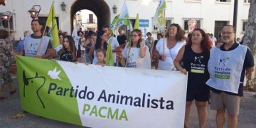 Un momento de la concentración celebrada en Rota / FOTO: Pacma