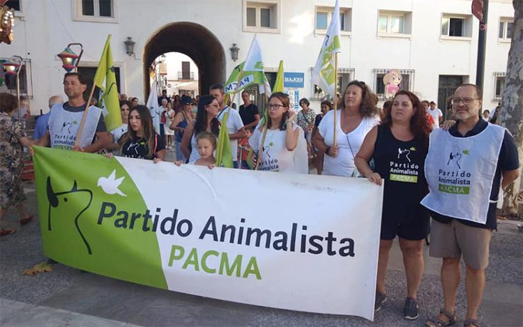 Un momento de la concentración celebrada en Rota / FOTO: Pacma