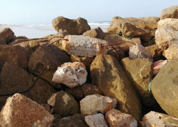 Hierros y restos de vigas entre las piedras de la playa / FOTO: cedida