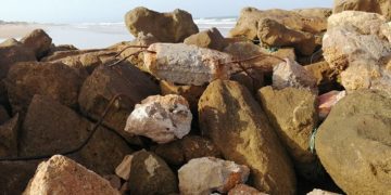 Hierros y restos de vigas entre las piedras de la playa / FOTO: cedida