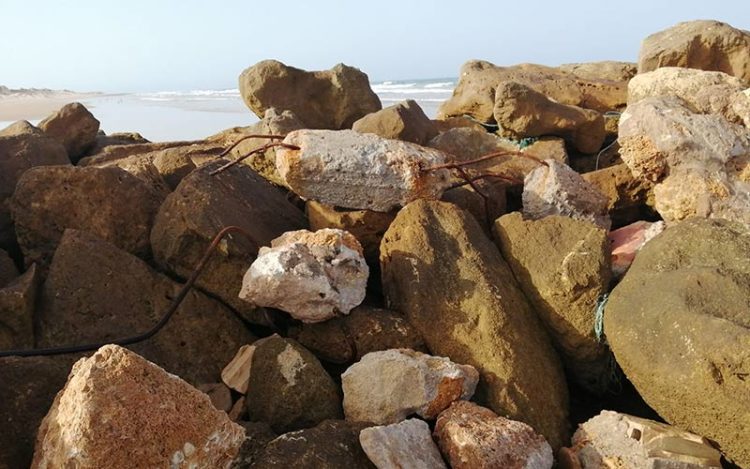Hierros y restos de vigas entre las piedras de la playa / FOTO: cedida