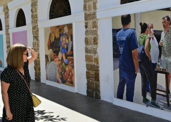Los primeros curiosos de la muestra / FOTO: Eulogio García