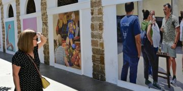 Los primeros curiosos de la muestra / FOTO: Eulogio García
