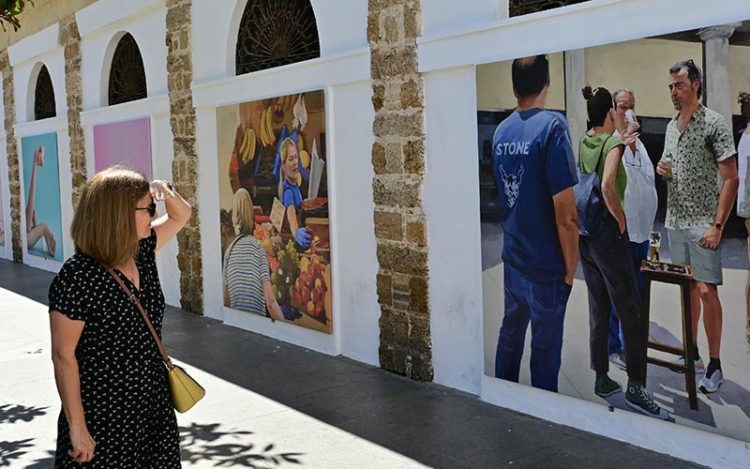 Los primeros curiosos de la muestra / FOTO: Eulogio García