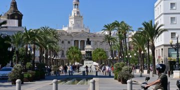 Mañana soleada en la plaza San Juan de Dios / FOTO: Eulogio García