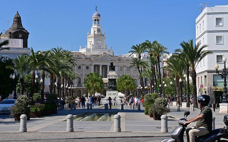 Mañana soleada en la plaza San Juan de Dios / FOTO: Eulogio García