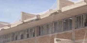 Una red de seguridad cubre las fachadas más problemáticas del colegio San Ignacio / FOTO: Ayto.