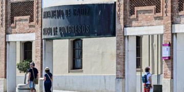 Turistas merodeando por la entrada del Palacio de Congresos / FOTO: Eulogio García