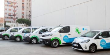 La flota de coches eléctricos, posando en La Martona / FOTO: Ayto.